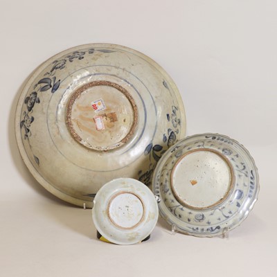 Lot 369 - A Chinese blue and white charger