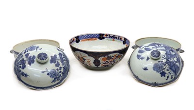 Lot 139 - A pair of Chinese blue and white tureens