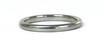 Lot 186 - A platinum wedding ring