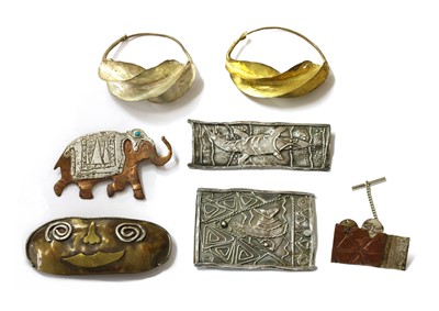 Lot 407 - A collection of brooches