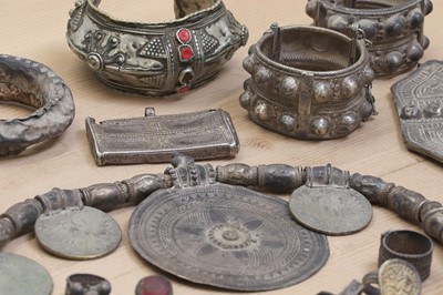 Lot 724 - A collection of silver and silver-coloured jewellery