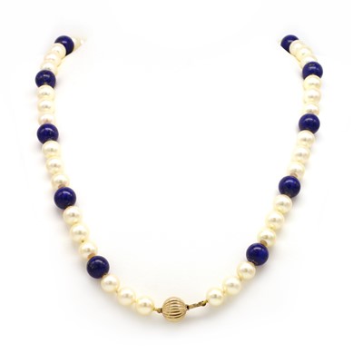 Lot 259 - A single row uniform cultured pearl and lapis lazuli bead necklace