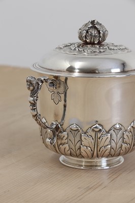 Lot 580 - A George V silver caudle cup