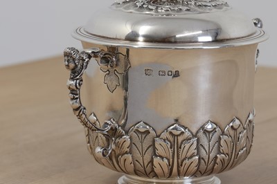 Lot 580 - A George V silver caudle cup