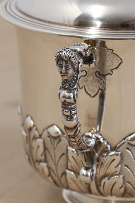 Lot 580 - A George V silver caudle cup