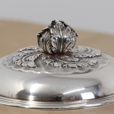Lot 580 - A George V silver caudle cup