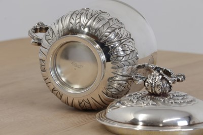 Lot 580 - A George V silver caudle cup