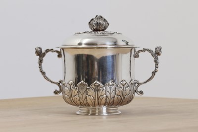 Lot 580 - A George V silver caudle cup