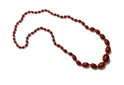 Lot 127 - A single row graduated Bakelite bead necklace