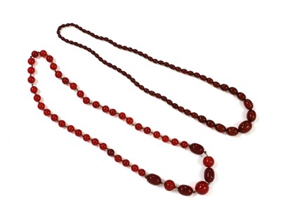 Lot 133 - A single row graduated Bakelite bead necklace