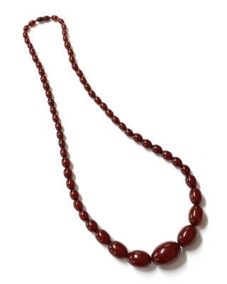 Lot 131 - A single row graduated Bakelite bead necklace