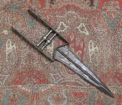 Lot 745 - A Mughal katar