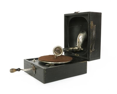Lot 21 - Portable Gramophone x1 Decca