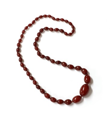 Lot 128 - A single row graduated Bakelite bead necklace