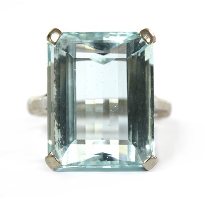 Lot 279 - A white gold single stone aquamarine ring