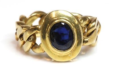 Lot 519 - An Italian 18ct gold single stone sapphire chain link ring