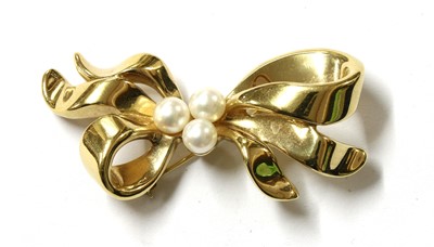 Lot 335 - A gold cultured pearl bow brooch