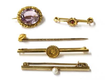 Lot 359 - A quantity of gold brooches