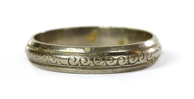 Lot 184 - A white gold patterned wedding ring