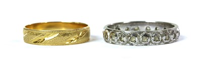 Lot 358 - An 18ct gold patterned wedding ring