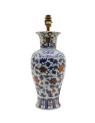 Lot 79 - A Chinese vase table lamp