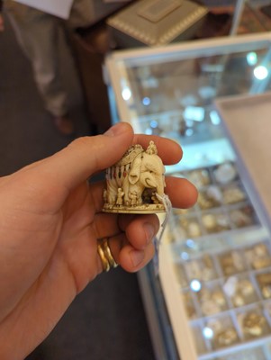 Lot 418 - An ivory netsuke