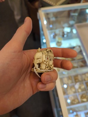 Lot 418 - An ivory netsuke