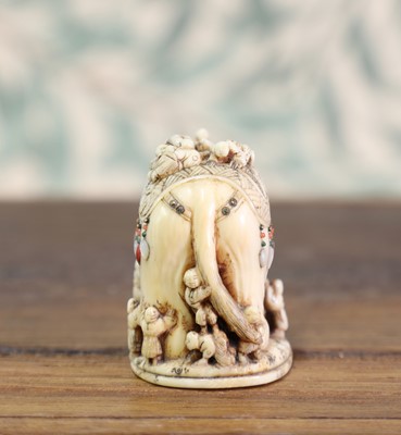 Lot 418 - An ivory netsuke