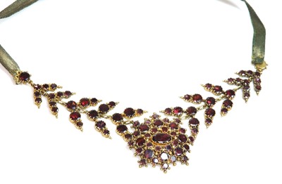 Lot 9 - A Georgian flat cut garnet necklace