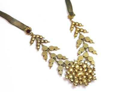 Lot 9 - A Georgian flat cut garnet necklace