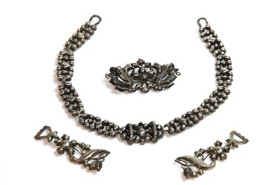 Lot 8 - A French late 18th century paste necklace