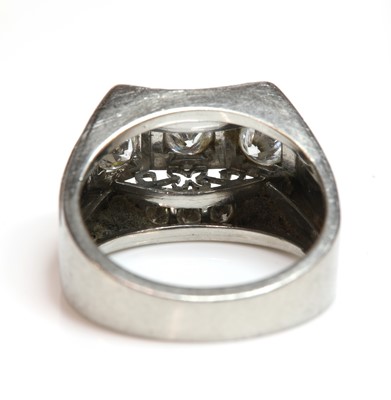 Lot 203 - A diamond set ring, c.1940