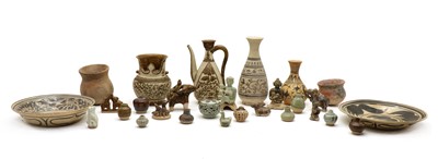 Lot 117 - A collection of pottery items