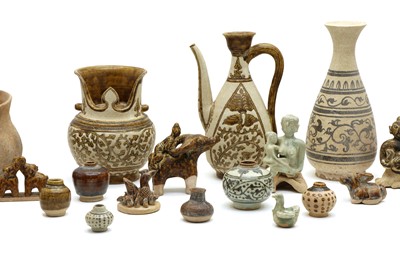 Lot 117 - A collection of pottery items