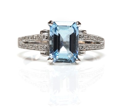Lot 324 - A single stone aquamarine ring