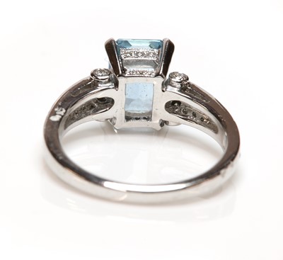 Lot 324 - A single stone aquamarine ring