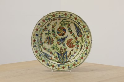 Lot 516 - An Iznik pottery dish