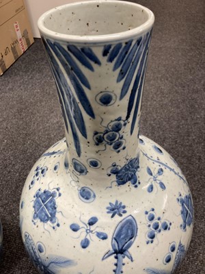 Lot 176 - A pair of Chinese blue and white vases