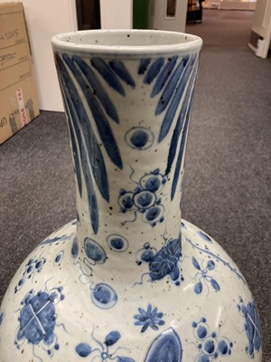 Lot 176 - A pair of Chinese blue and white vases