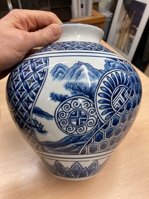 Lot 111 - A large Chinese blue and white vase