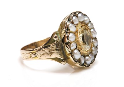 Lot 24 - A Georgian foiled topaz and split pearl ring
