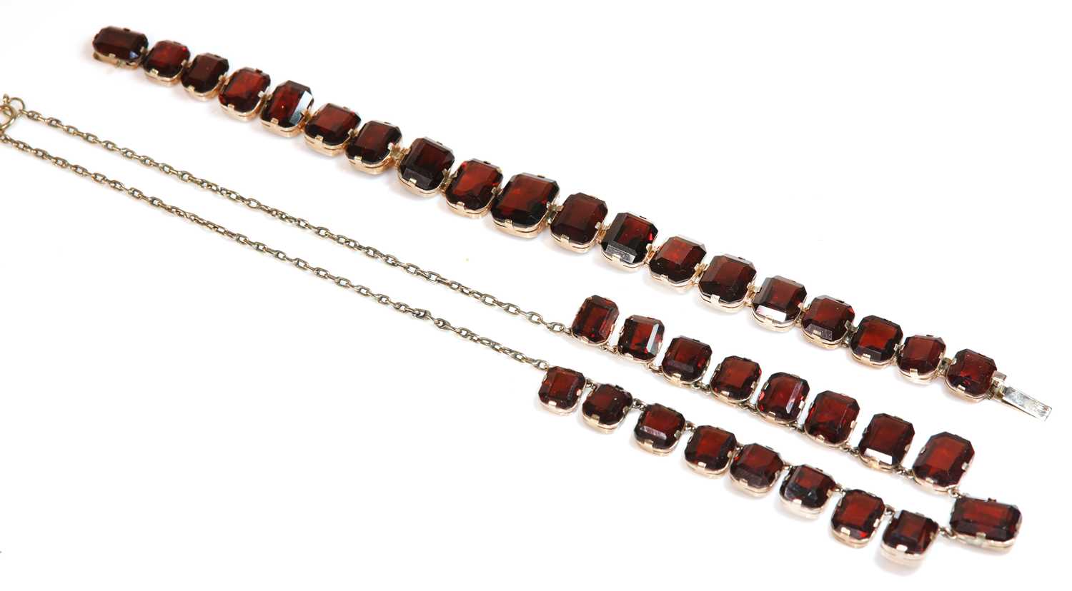 Lot 205 - A graduated garnet set fringe necklace and garnet bracelet, c.1930