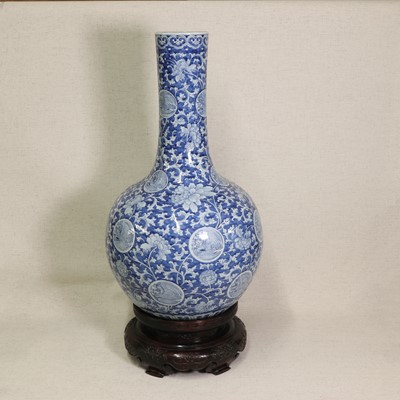 Lot 29 - A large Chinese blue and white vase