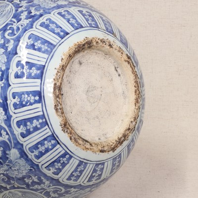 Lot 29 - A large Chinese blue and white vase