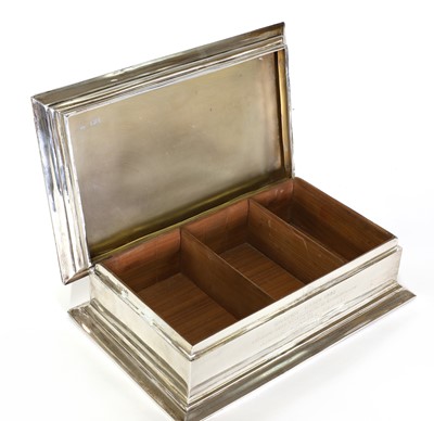 Lot 112 - An Edwardian silver cigarette box