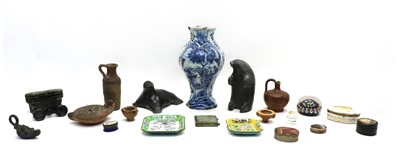 Lot 257 - A group of collectables