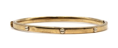 Lot 107 - A gold hollow oval hinged bangle