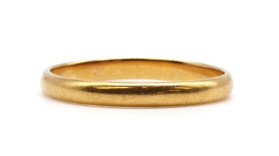 Lot 64 - A 22ct gold wedding ring
