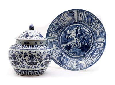 Lot 141 - A Chinese kraak style blue and white charger
