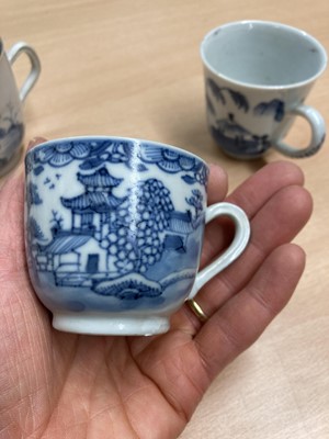 Lot 142 - A collection of Chinese cups and saucers